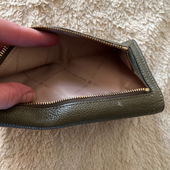 Micheal Kors green long snap wallet - Picture 7 of 9